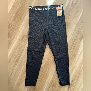 NWT NIKE PRO LEGGINGS ANIMAL PRINT SIZE LARGE